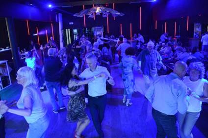 Afbeelding met persoon, Dans, evenement, kleding

Automatisch gegenereerde beschrijving